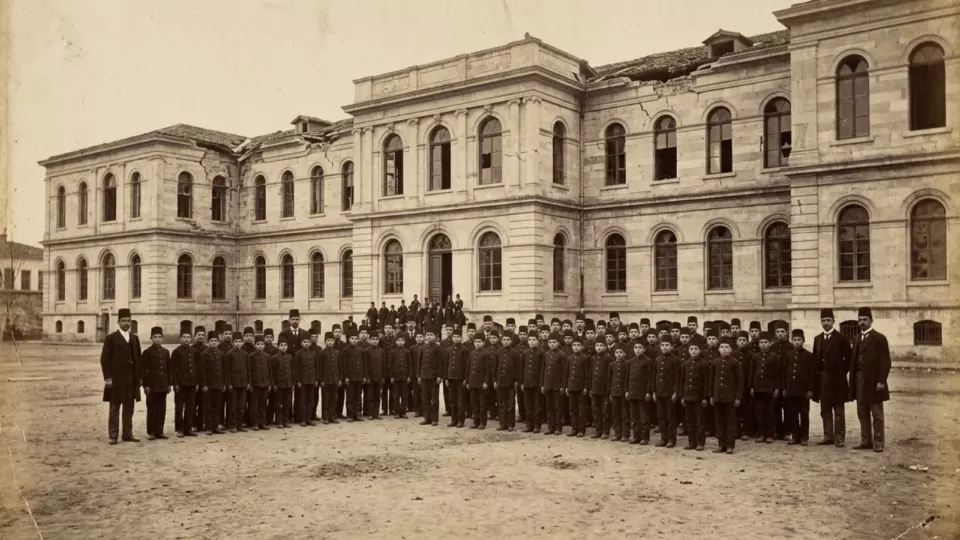 Hasar gören Darüşşafaka binası (temsili)