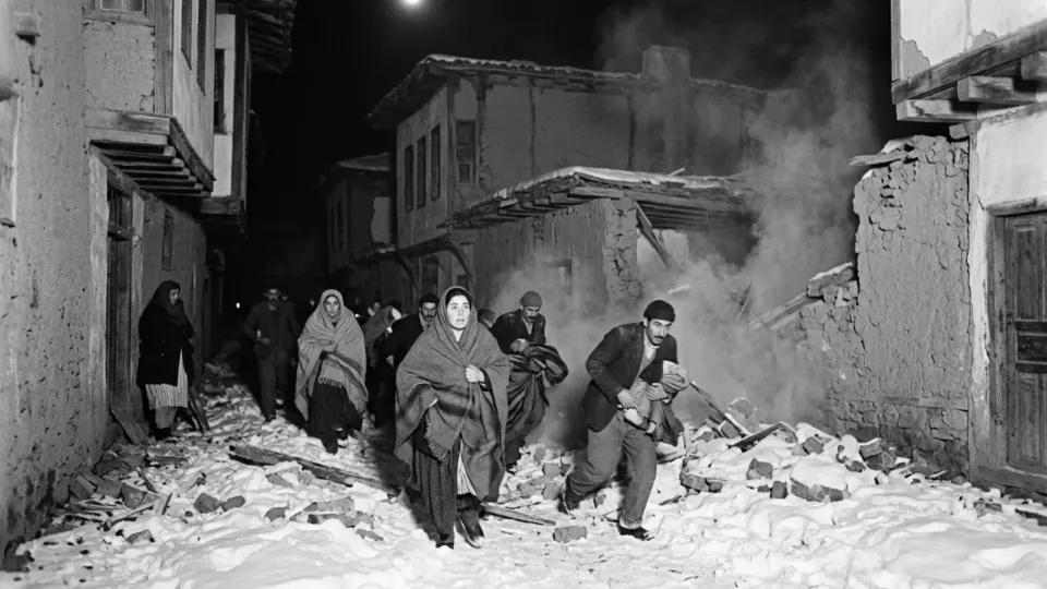 Sarsıntı anında çöken kerpiç evler (temsili)