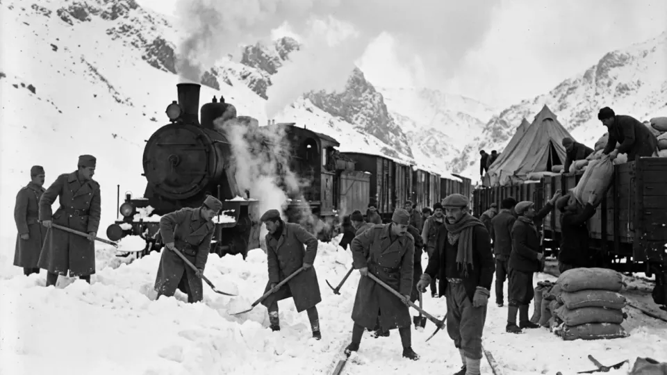 Karda ilerleyemeyen yardım treni (temsili)