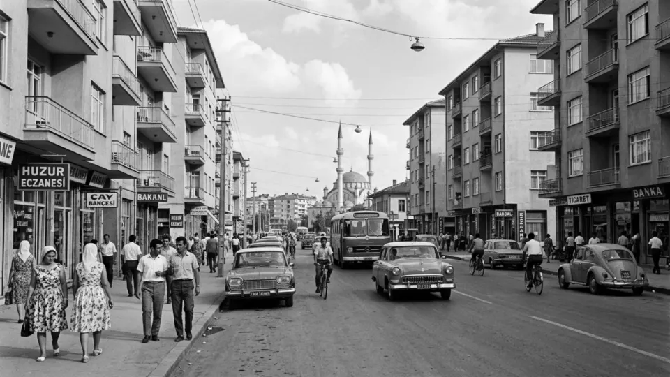 1967'de Adapazarı'nda bir bulvar (temsili)