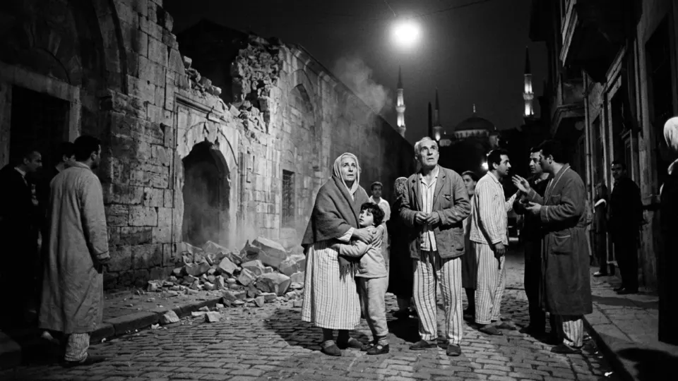 İstanbul'da depremden sonra sokağa dökülen halk (temsili)