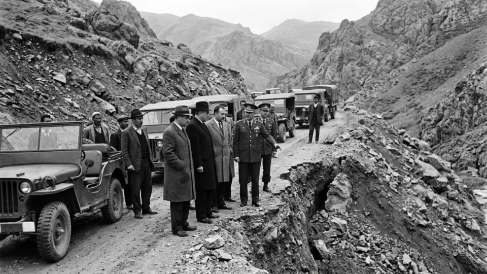 Deprem bölgesine giden yetkililer (temsili)