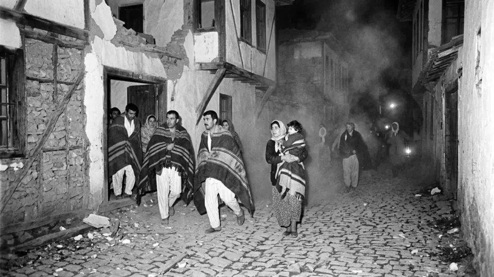 Sarsıntı anında bir Ege köyü (temsili)
