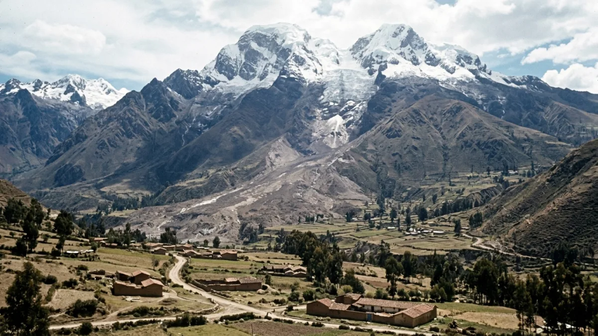 1970'te Yungay'ı gömen Huascarán çığı (temsili)