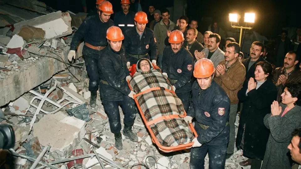 Enkazdan kurtarılan kadın (temsili)