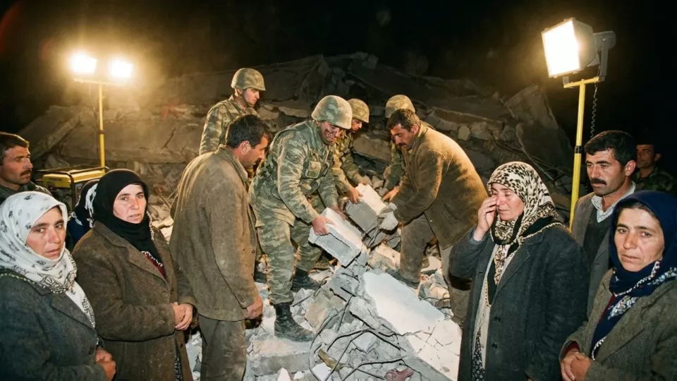 Yurt enkazında kurtarma (temsili)
