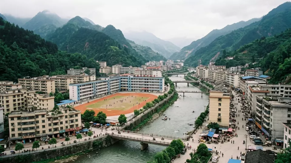 Depremden önce bir Sichuan kasabası (temsili)