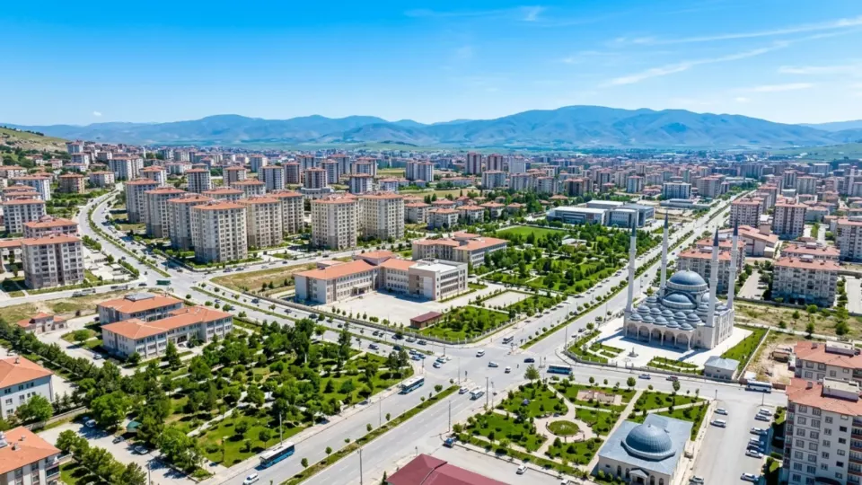 Depremden sonra yapılan yeni konutlarla Elazığ (temsili)