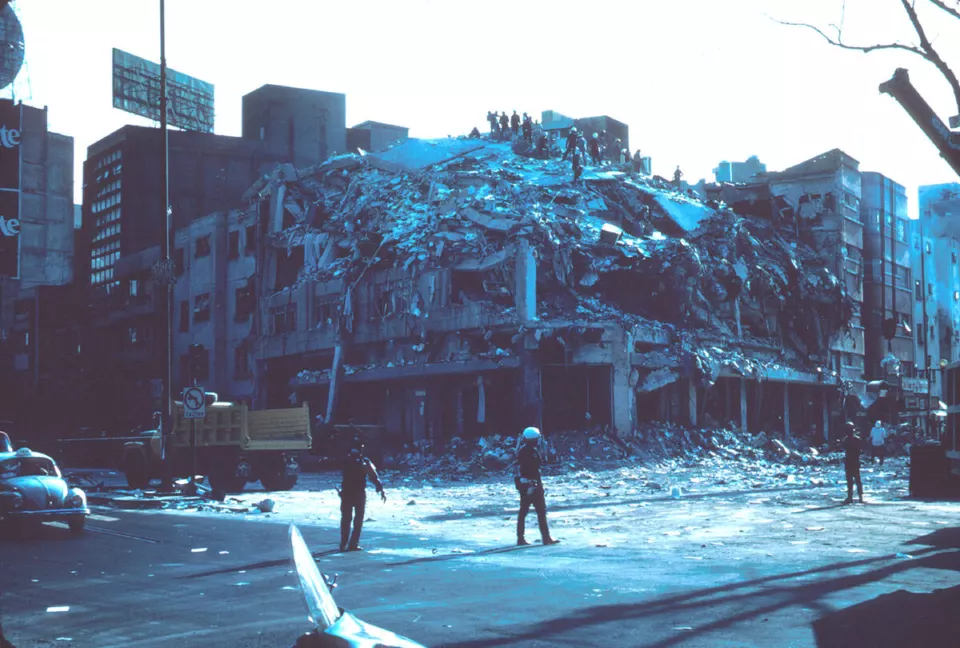 1985 Meksiko depremi çöken bina