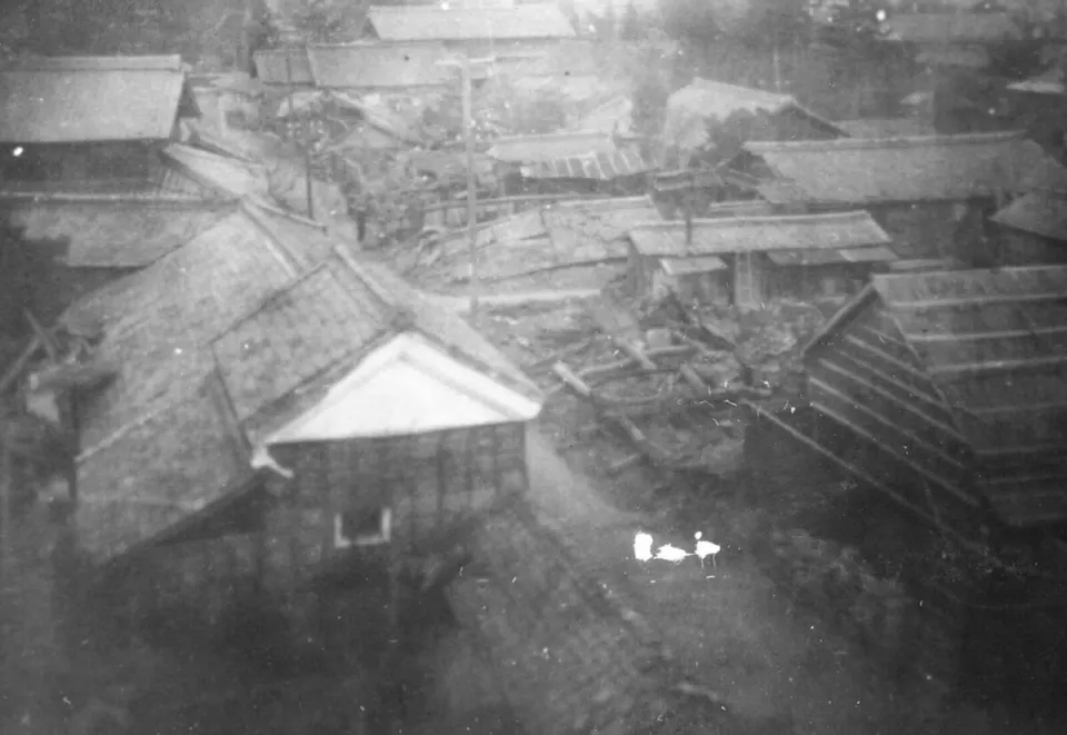 İzumi ana caddesinde hasar, 1945