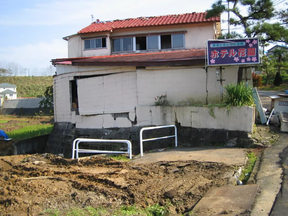Nagaoka hasarlı bina