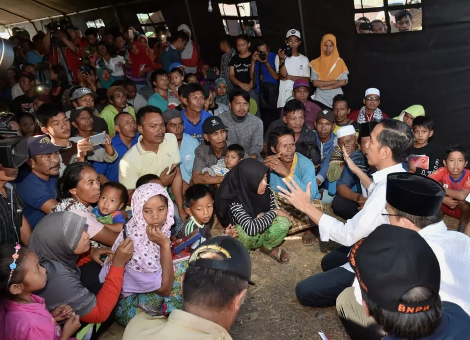 Joko Widodo depremzedelerle konuşuyor
