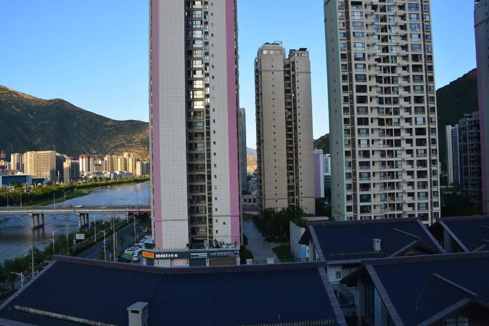 Wudu'da nehir kıyısındaki apartmanlar ve dağlar