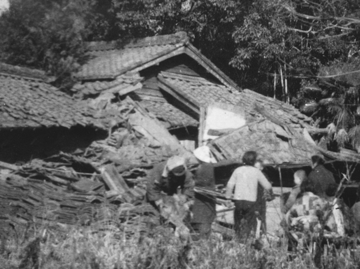 Fujii'de eğilmiş bina, 1945