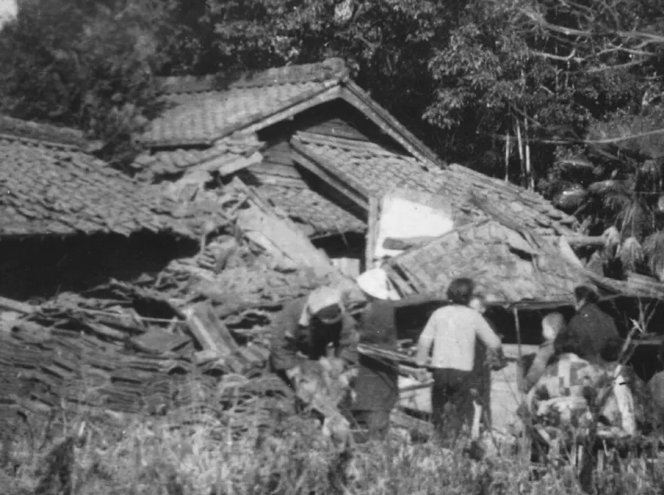 Fujii'de eğilmiş bina, 1945
