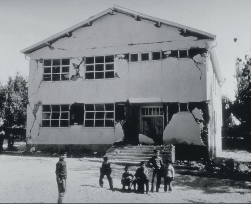 Depremde hasar görmüş okul binası, Lice 1975