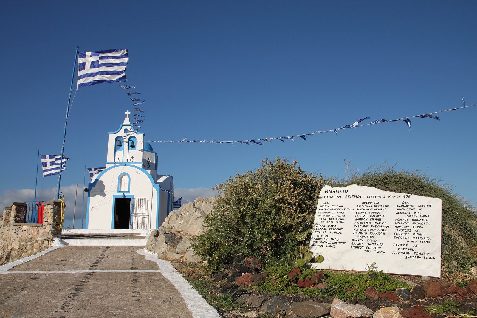 Kamari'de Agios Pankratios kilisesi ve 1956 depremi anıtı