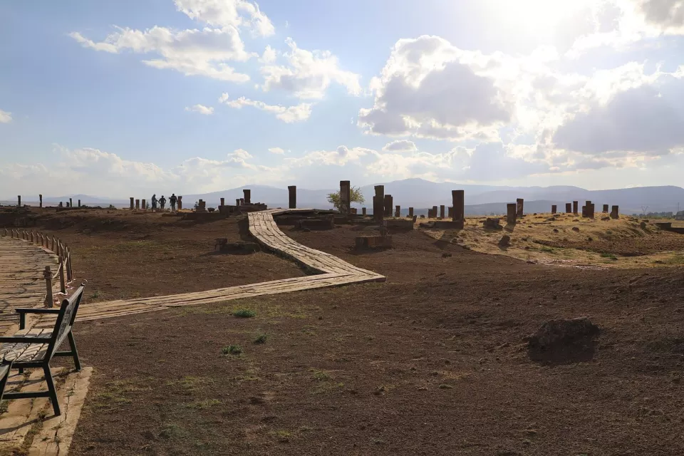 Ahlat Selçuklu Mezarlığı'nda yüksek mezar taşları