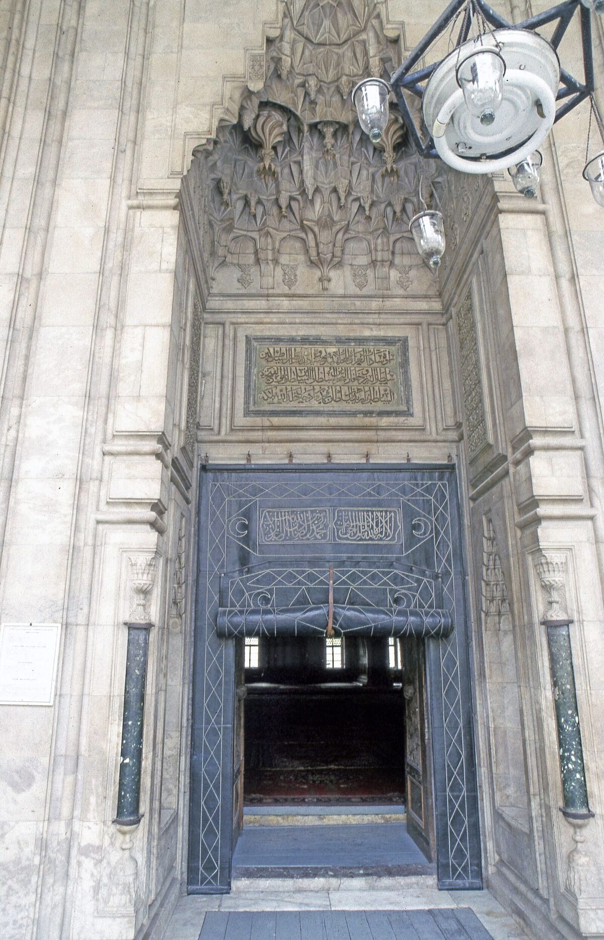 Amasya II. Bayezid Camii'nin revaklı girişi
