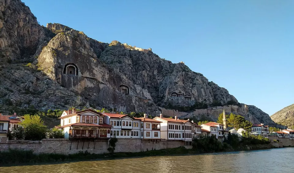Amasya'da Yeşilırmak kıyısı ve kaya mezarları