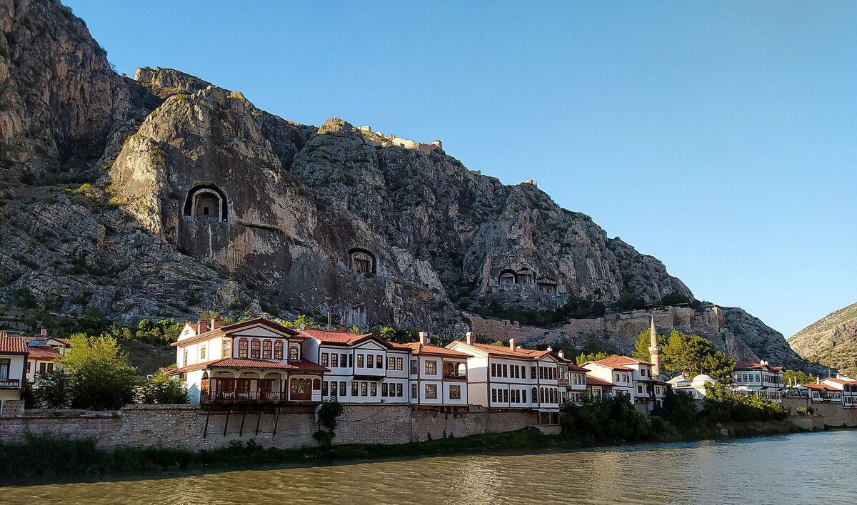 Amasya'da Yeşilırmak kıyısı ve kaya mezarları