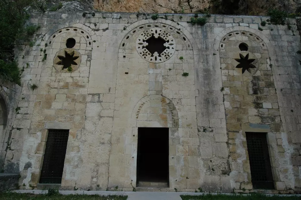 Antakya'daki Aziz Petrus mağara kilisesinin cephesi