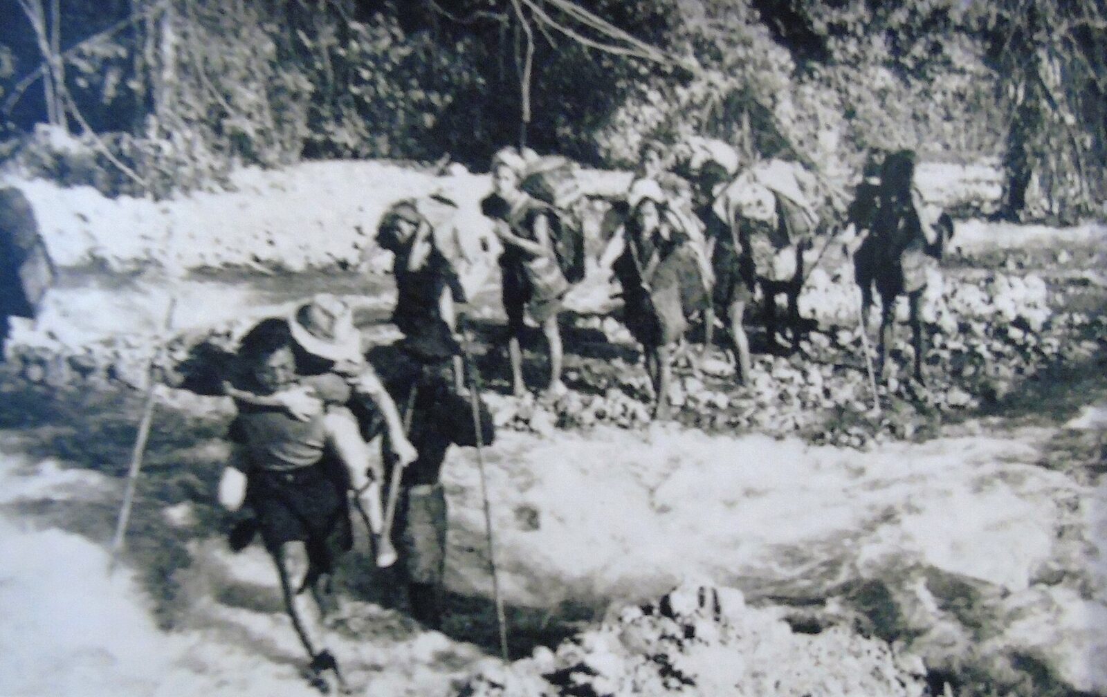 Yolcuları sırtında nehirden geçiren köylüler, 1950