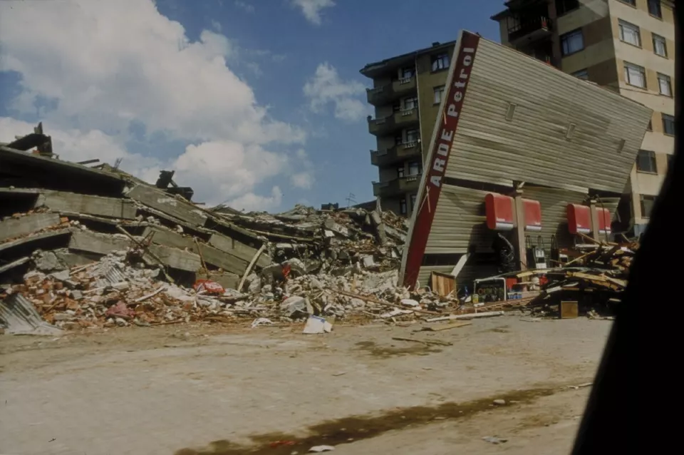 Gölcük'te çökmüş bina, Ağustos 1999