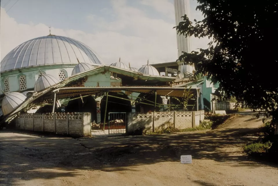 Gölcük'te depremde hasar gören cami, 1999