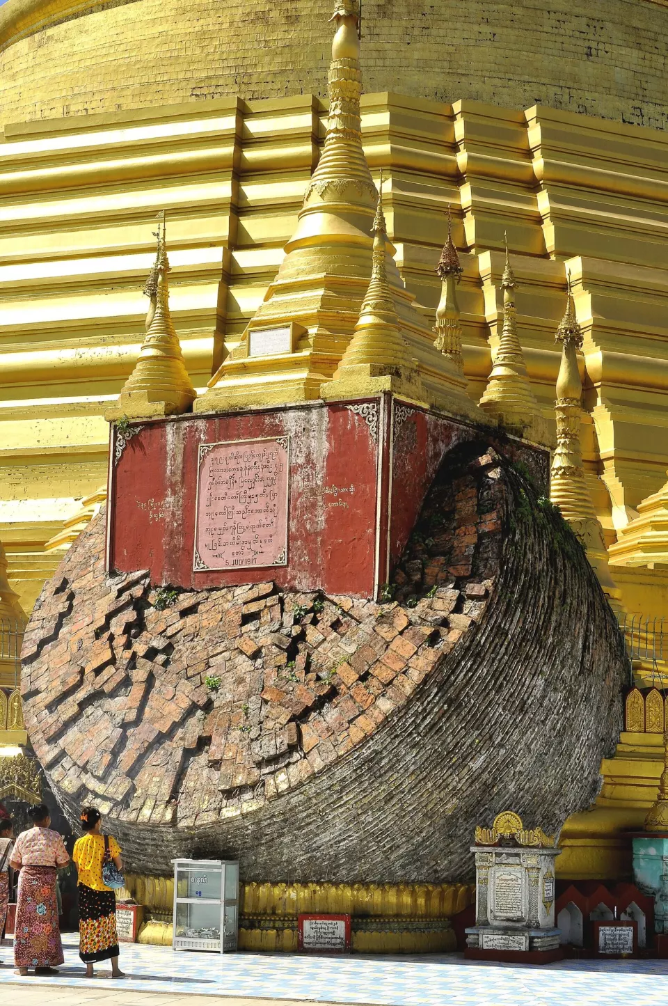 Shwemawdaw'da eski stupanın devrilmiş parçası