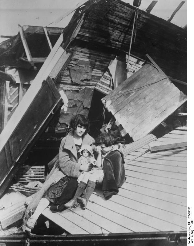 1930 depreminden sonra yıkıntılar üzerinde evsizler