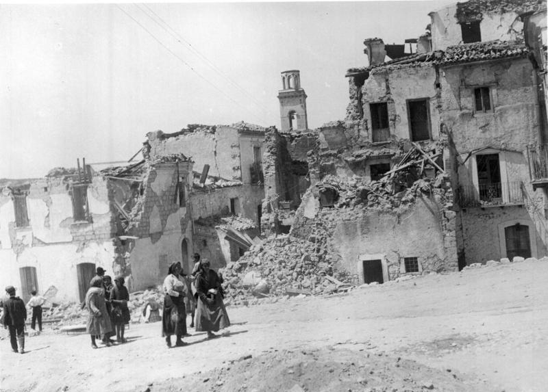 1930 depreminden sonra Melfi'de yıkık evler