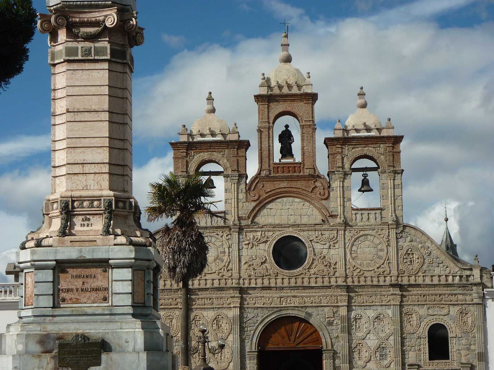 Riobamba Katedrali'nin taş cephesi