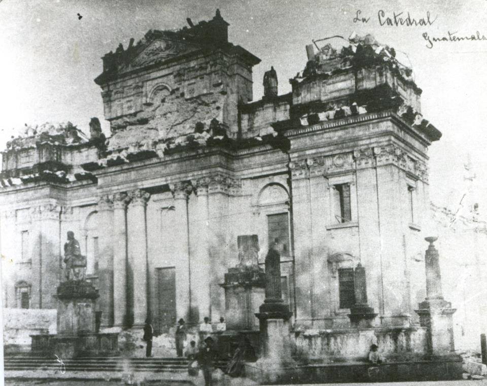1917-18 depremlerinden sonra hasarlı Guatemala City Katedrali