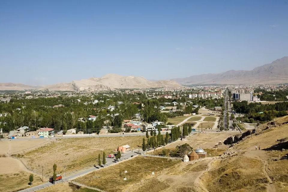Van Kalesi'nden Van şehrinin genel görünümü