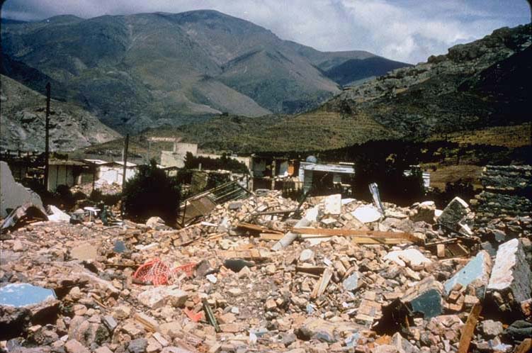 1990 Rudbar depremi çöken binalar