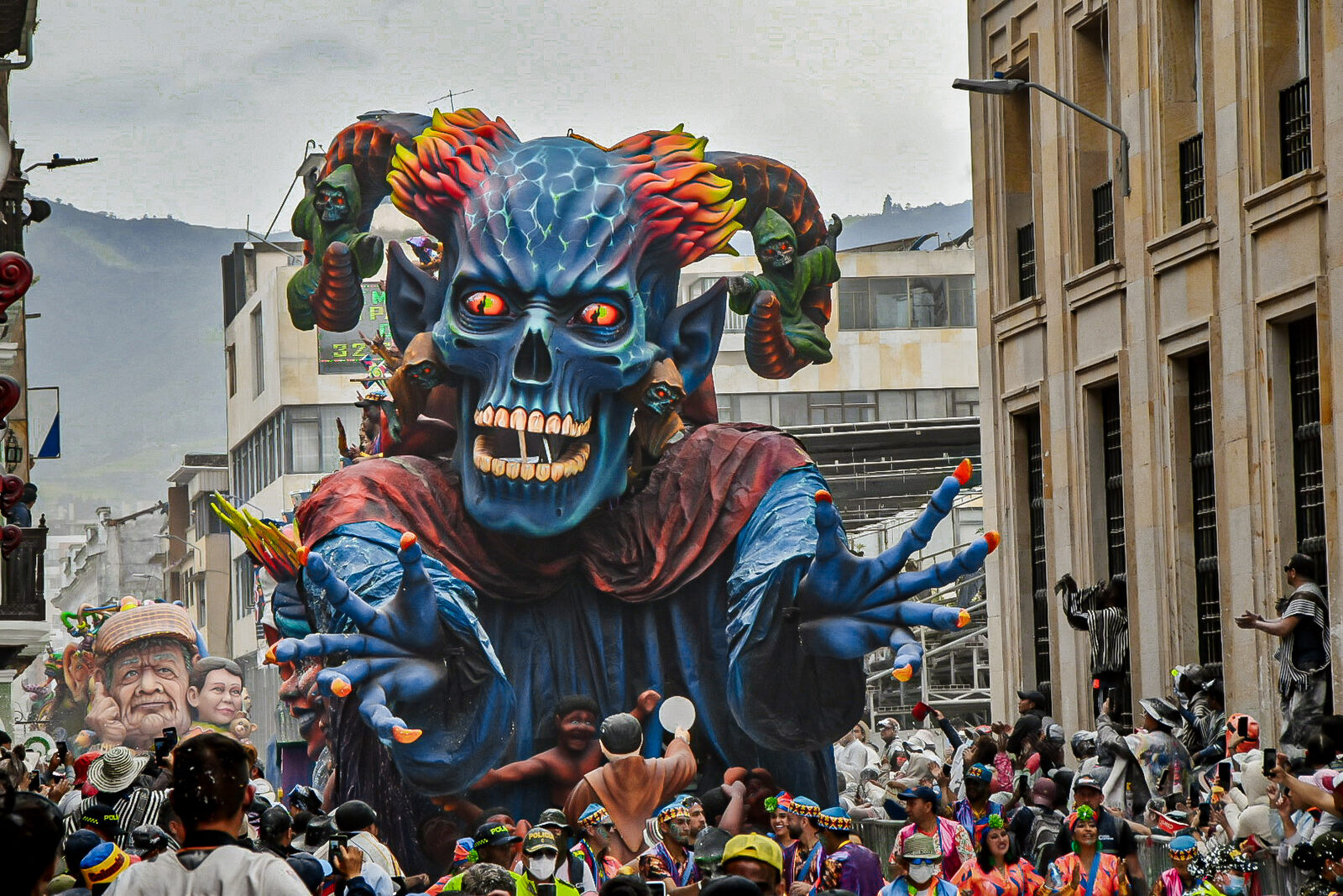Dalga Mucizesi'ni canlandıran karnaval aracı