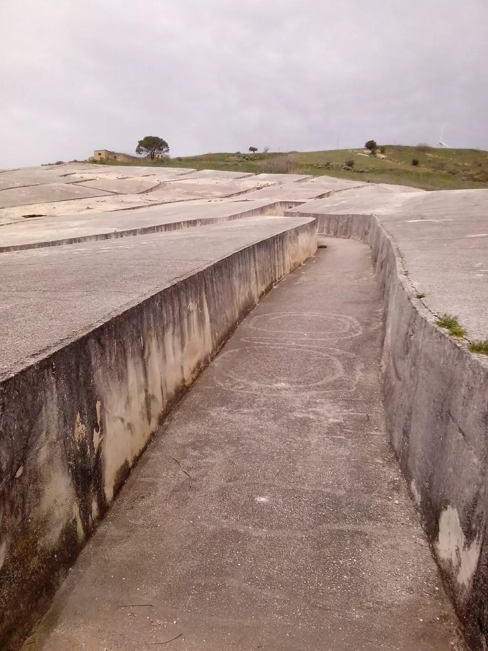 Eski Gibellina'nın üzerine dökülmüş beyaz beton bloklar ve yarıklar