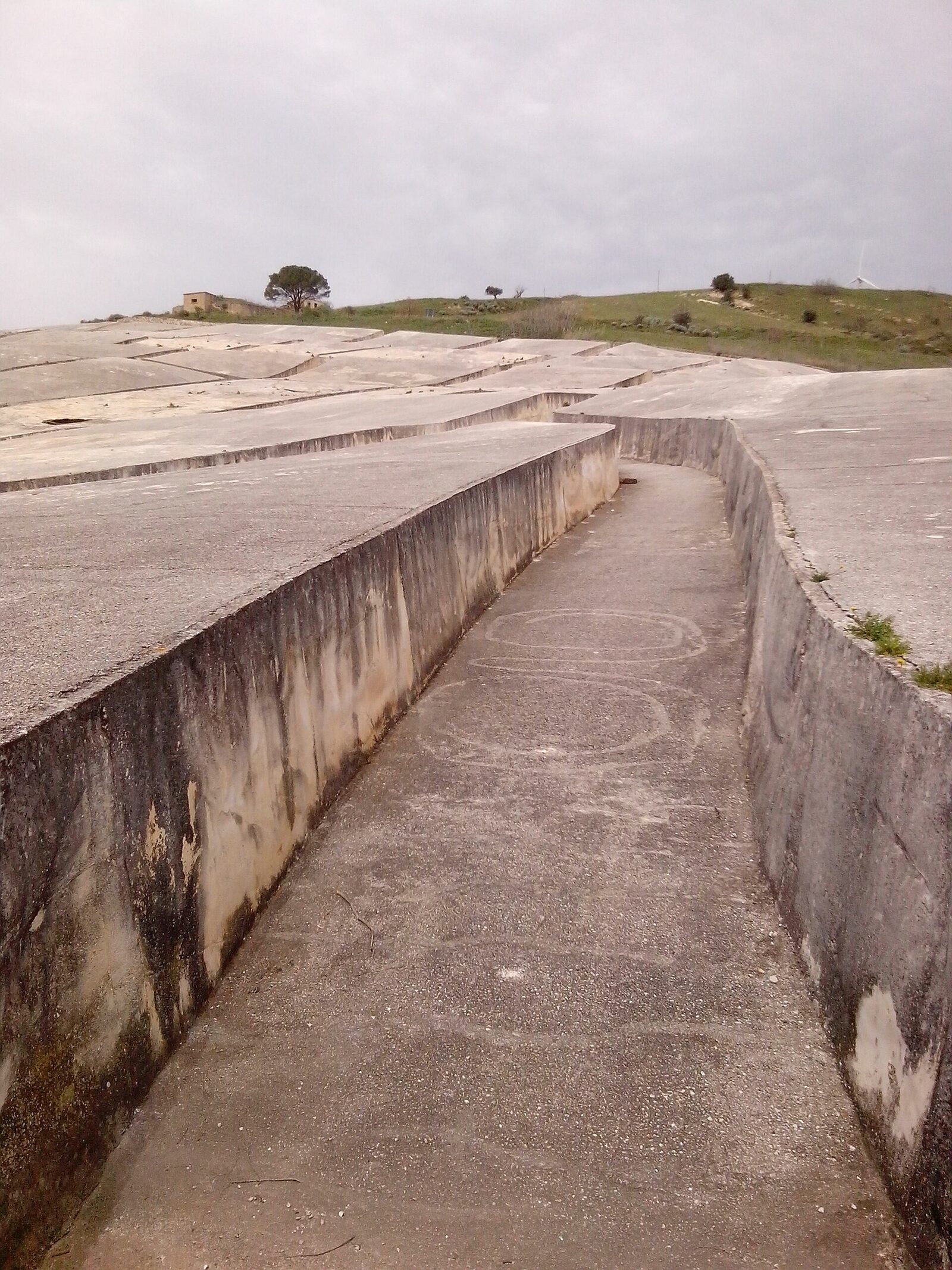 Eski Gibellina'nın üzerine dökülmüş beyaz beton bloklar ve yarıklar
