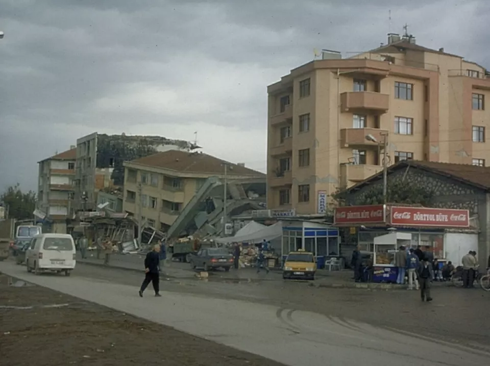 Düzce'de enkaz, 1999