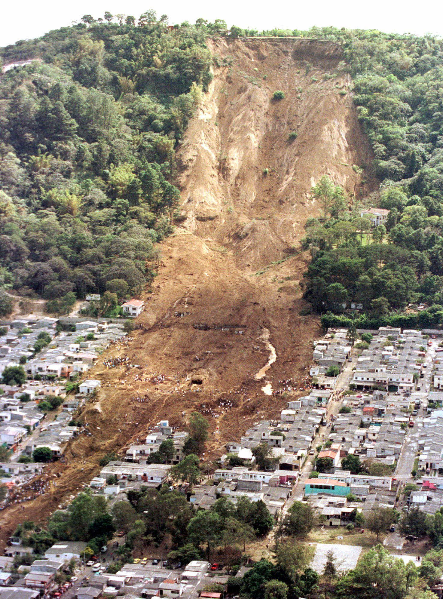 Bálsamo sıradağında 2001 depreminin açtığı heyelan