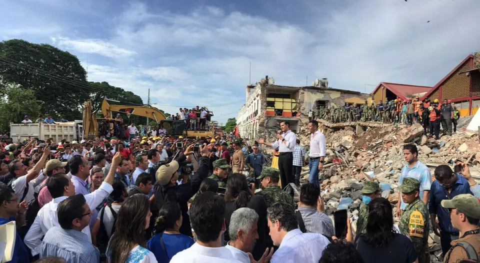 Enrique Peña Nieto Juchitán'da hasarlı bölgeyi geziyor