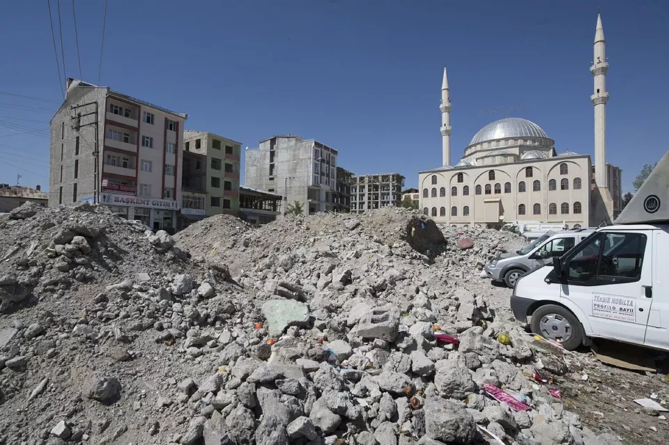 Erciş'te moloz yığınları ve arkada iki minareli cami