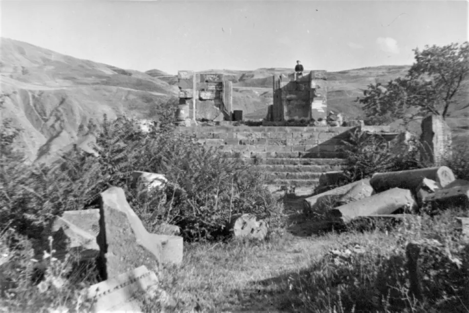 Garni tapınağının 1947'deki yıkıntıları
