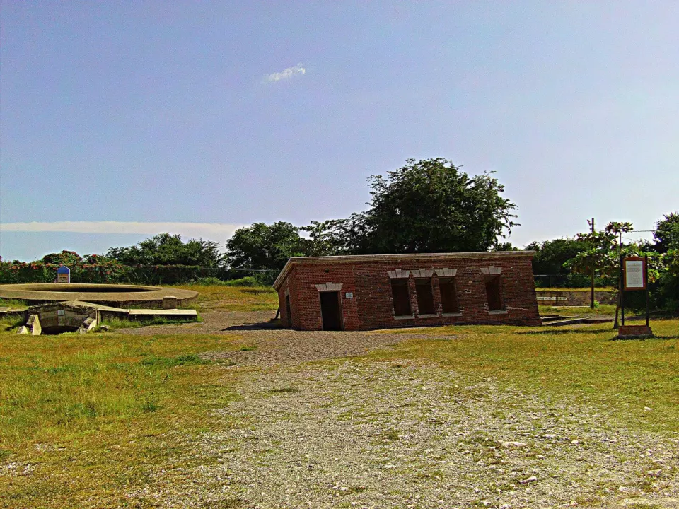 Port Royal'de yan yatmış Giddy House