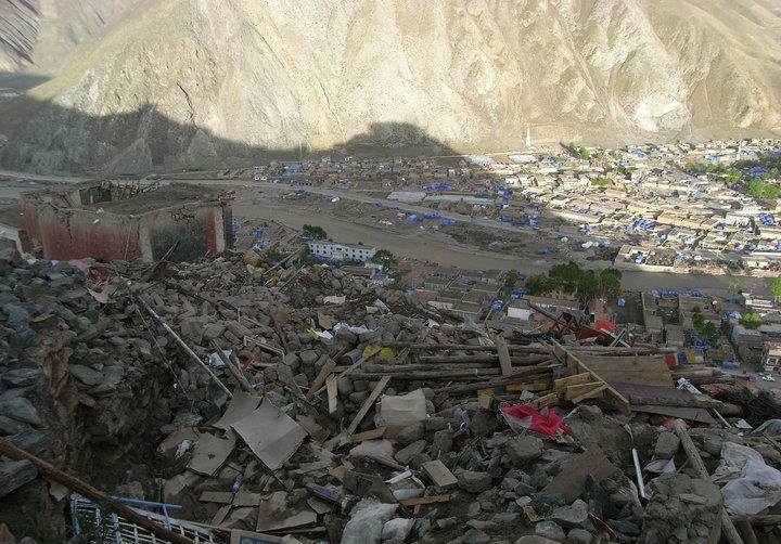 Depremde hasar gören Jiegu Manastırı