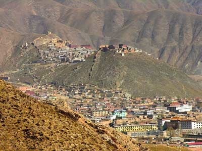 Jiegu kasabası ve manastırı