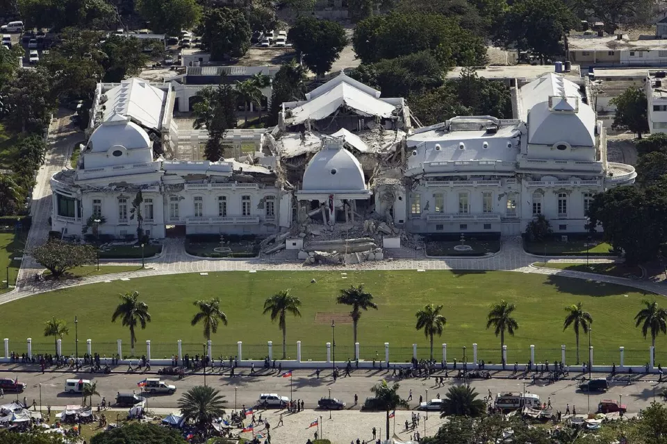 Haiti Ulusal Sarayı çökmüş