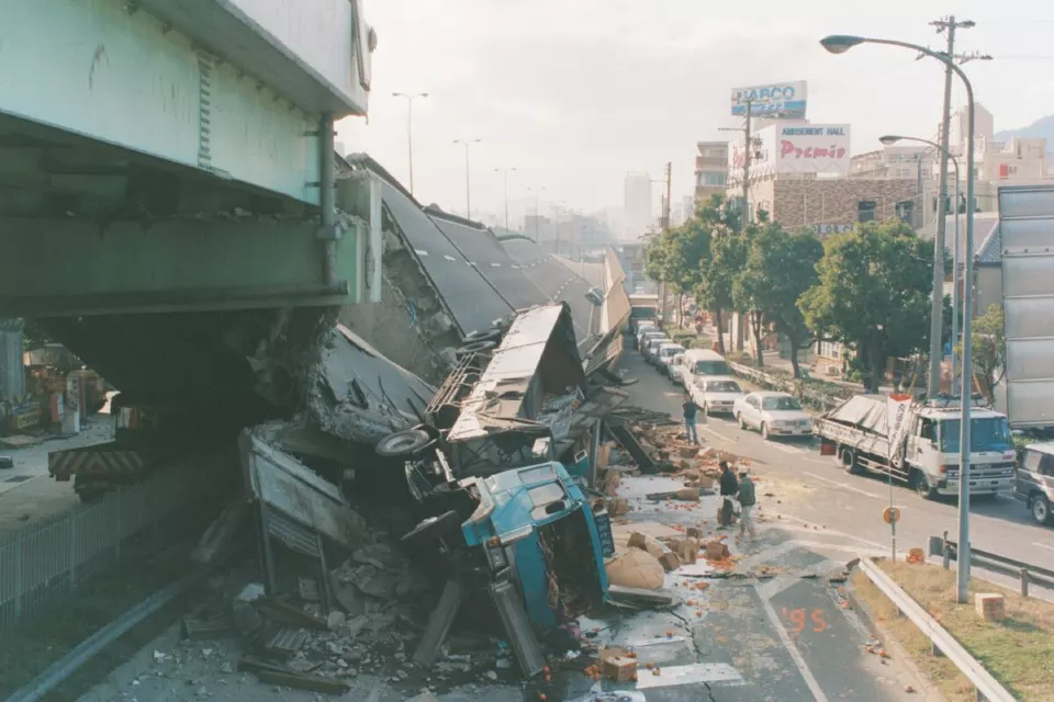 Yan yatan Hanshin Otoyolu