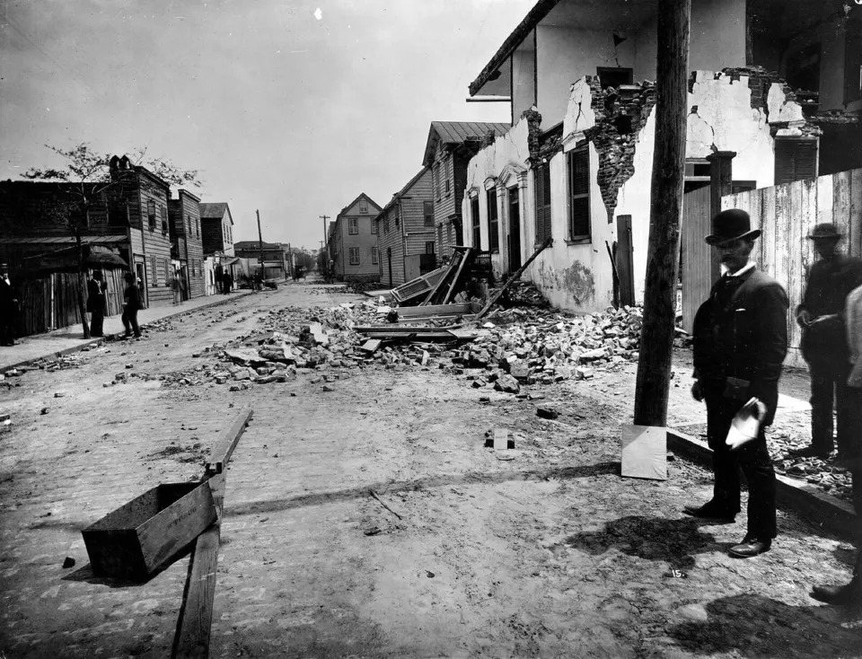1886 Charleston depreminde yıkılan tuğla ev, Tradd Caddesi